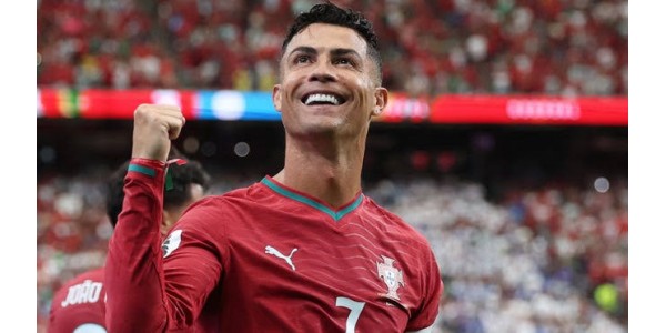 Cristiano Ronaldo gör två mål i en enda VM-match Cristiano Ronaldo gör två mål i en enda VM-match